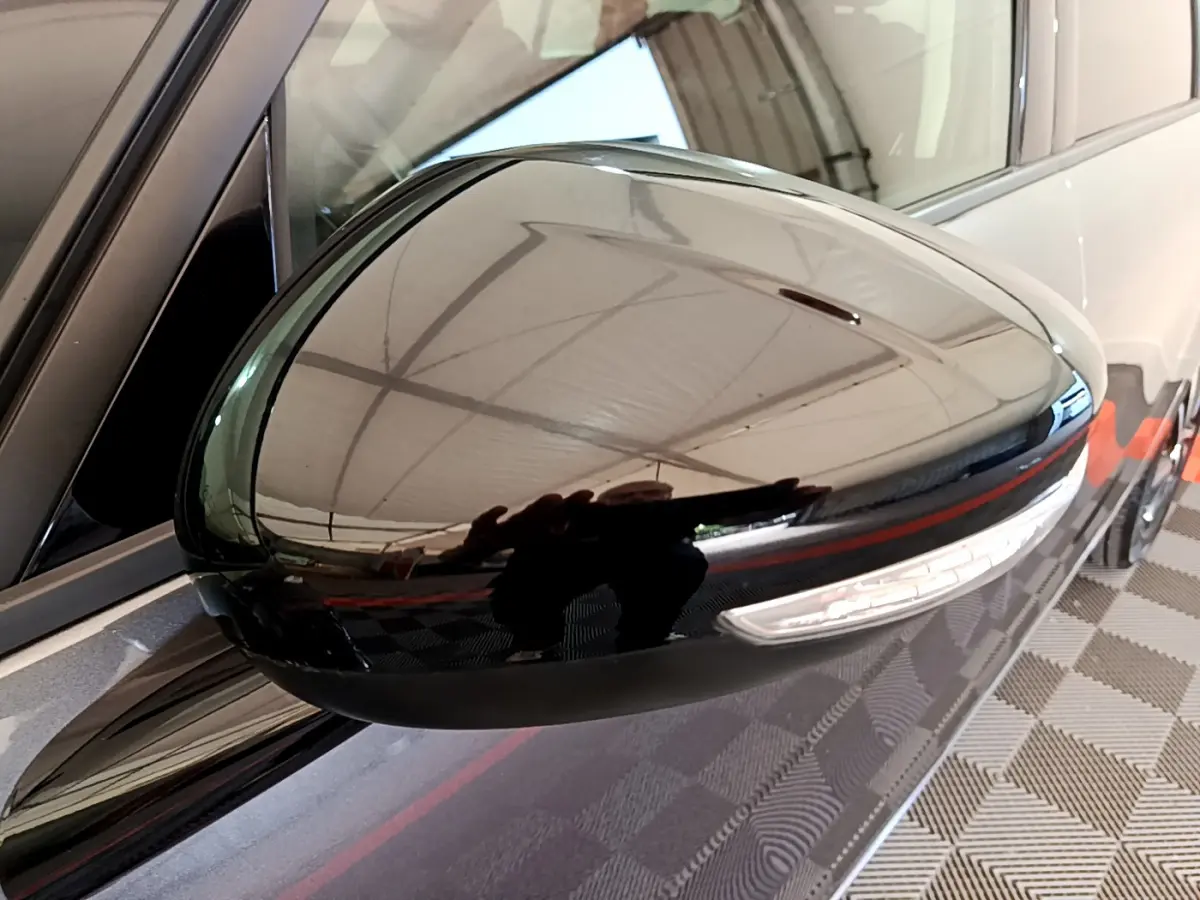 Rétroviseur côté gauche noir brillant du Citroën Grand C4 Spacetourer 2022 avec clignotant intégré.