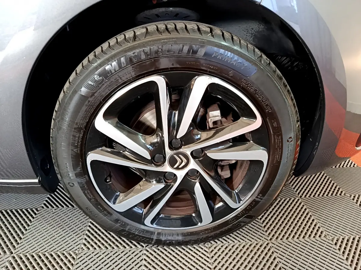 Gros plan sur la roue avant droite gris foncé du Citroën Grand C4 Spacetourer avec jante alliage distinctive.