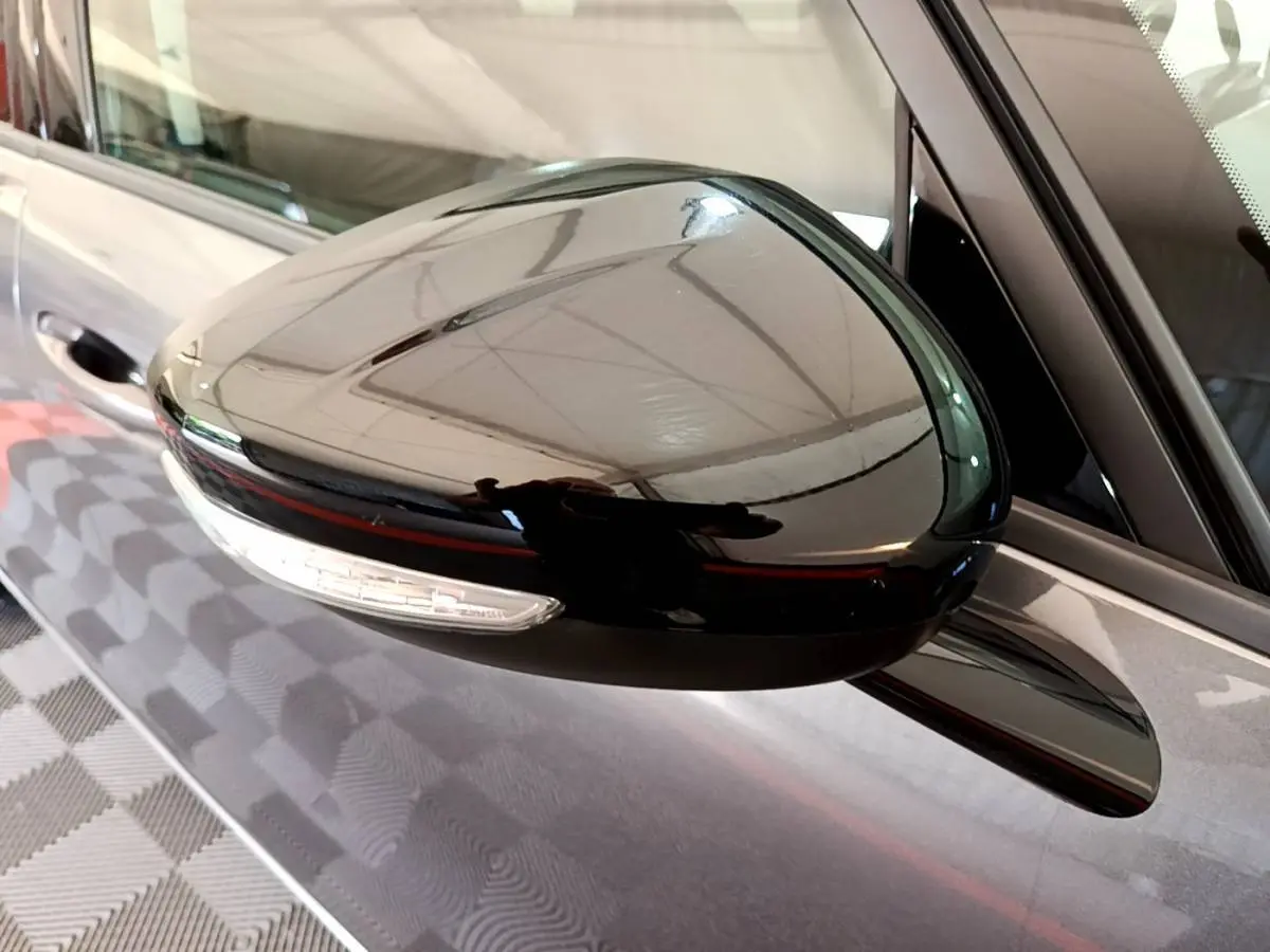 Rétroviseur côté gauche noir brillant avec clignotant intégré sur Citroën Grand C4 Spacetourer gris foncé.