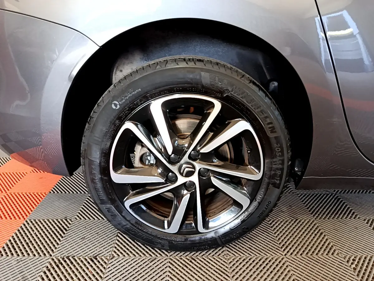 Gros plan sur la roue arrière droite gris foncé du Citroën Grand C4 Spacetourer avec jante alliage bicolore.