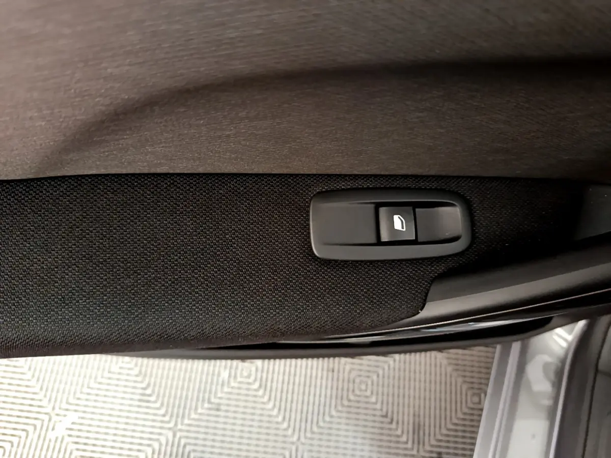 Bouton de commande de lève-vitre sur la porte intérieure côté droit du Citroën Grand C4 SpaceTourer gris foncé 2022.