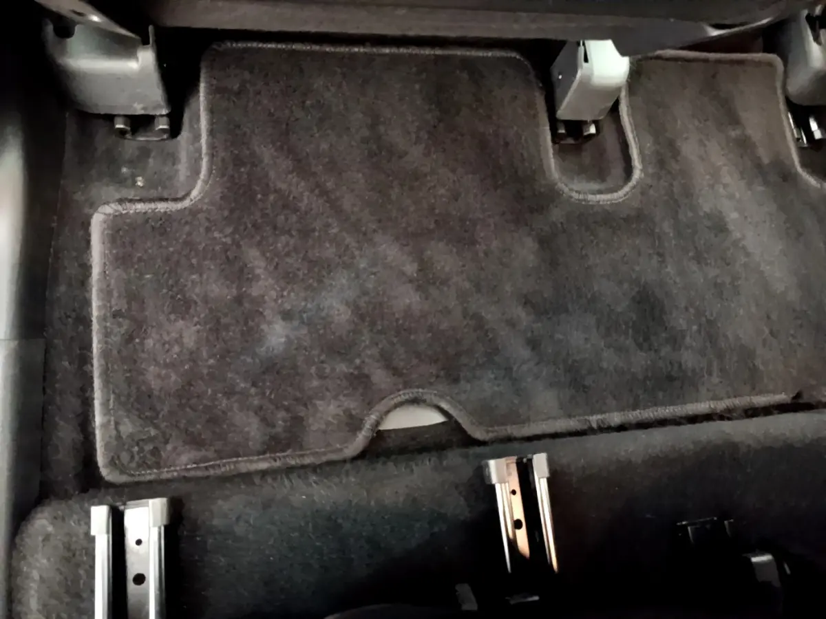 Vue rapprochée du plancher arrière avec tapis gris foncé du Citroën Grand C4 Spacetourer 2022 Shine Essence.