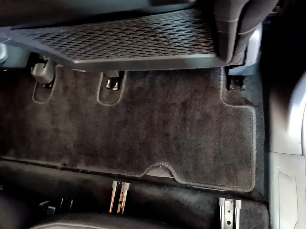 Vue rapprochée du plancher arrière gris foncé du Citroën Grand C4 SpaceTourer avec fixation des sièges individuels.