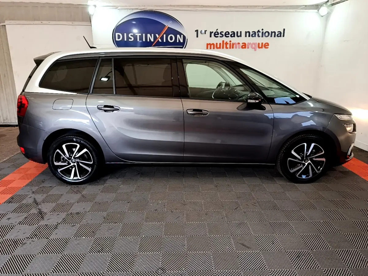 Profil côté gauche du Citroën Grand C4 Spacetourer gris foncé 2022 avec vitres teintées et jantes alliage noires.