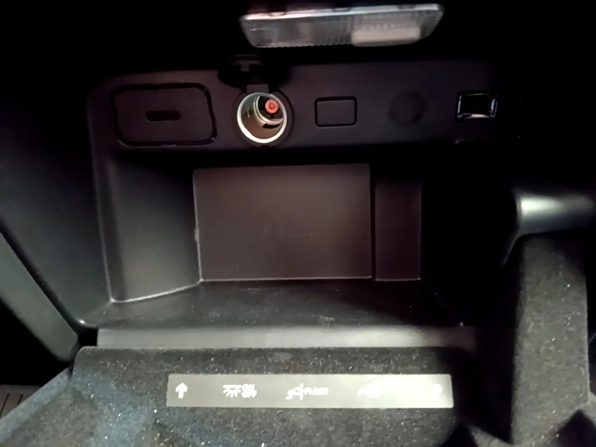 Prise allume-cigare et port USB dans le rangement central noir du Citroën Grand C4 SpaceTourer 2022.