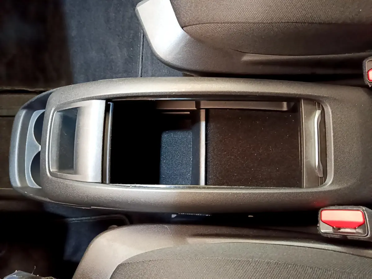 Vue plongeante sur le rangement central noir entre les sièges avant du Citroën Grand C4 SpaceTourer gris foncé 2022.