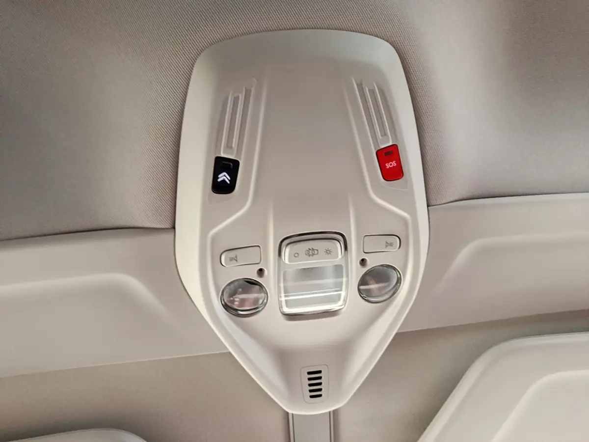 Plafonnier intérieur beige avec boutons d'éclairage, alarme SOS et commande de toit ouvrant du Citroën Grand C4 SpaceTourer.