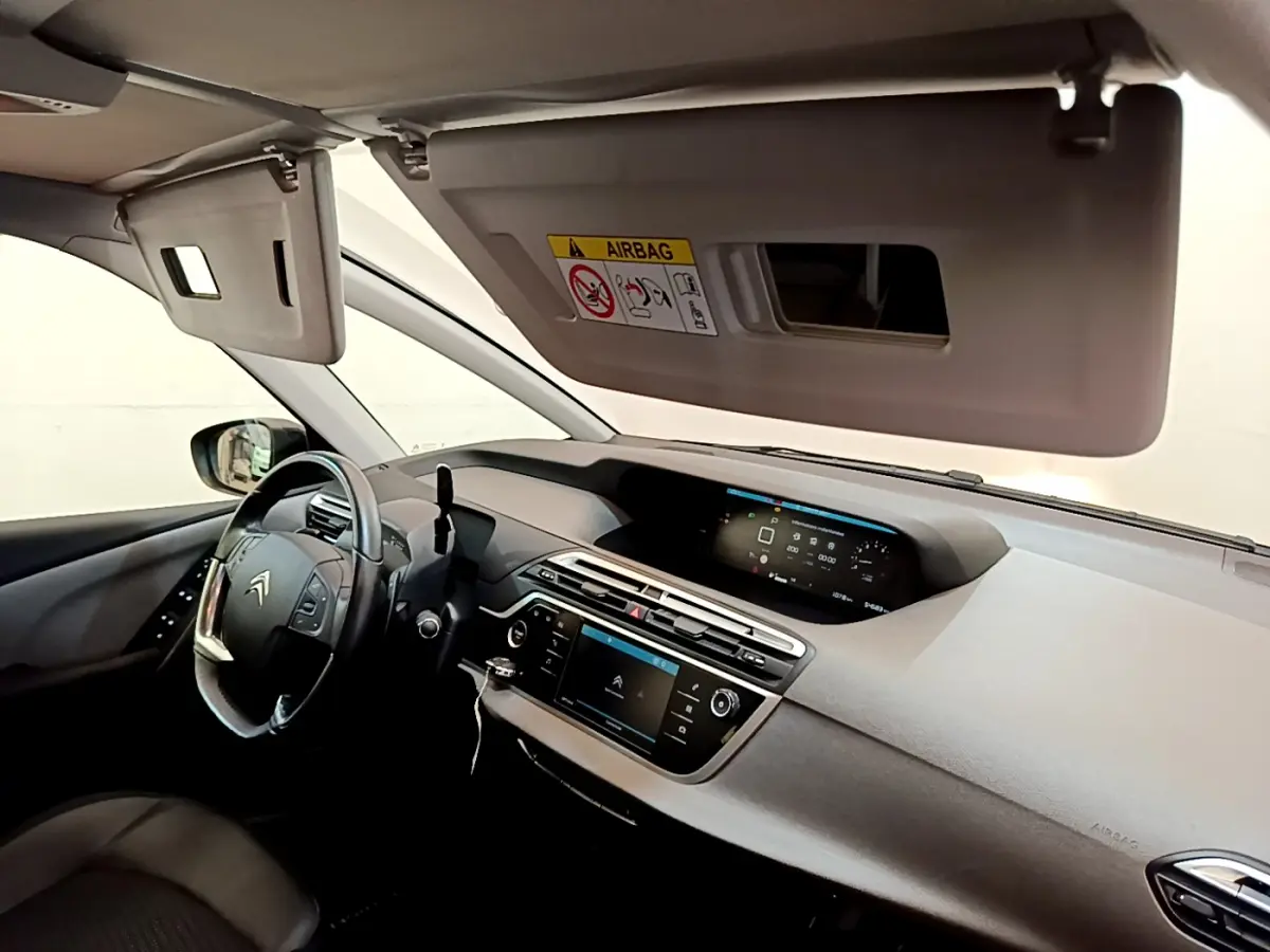 Intérieur avant du Citroën Grand C4 Spacetourer gris foncé, tableau de bord avec écrans tactiles et volant multifonctions.