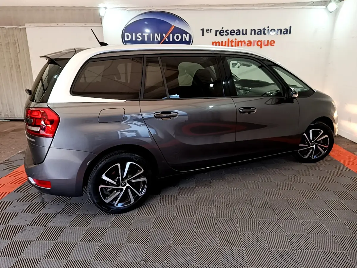 Vue latérale droite d'un Citroën Grand C4 Spacetourer gris foncé avec jantes alliage et vitres teintées.