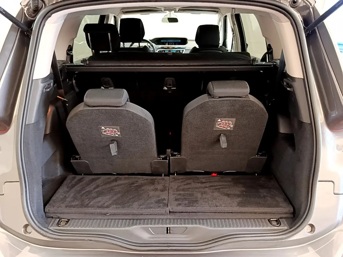 Coffre ouvert vue arrière du Citroën Grand C4 SpaceTourer gris foncé avec 3ème rangée de sièges individuels relevés.