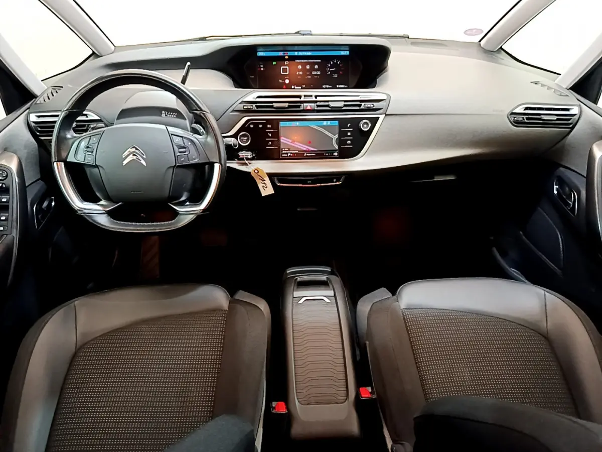 Vue intérieure avant du tableau de bord et volant cuir noir du Citroën Grand C4 Spacetourer 2022.