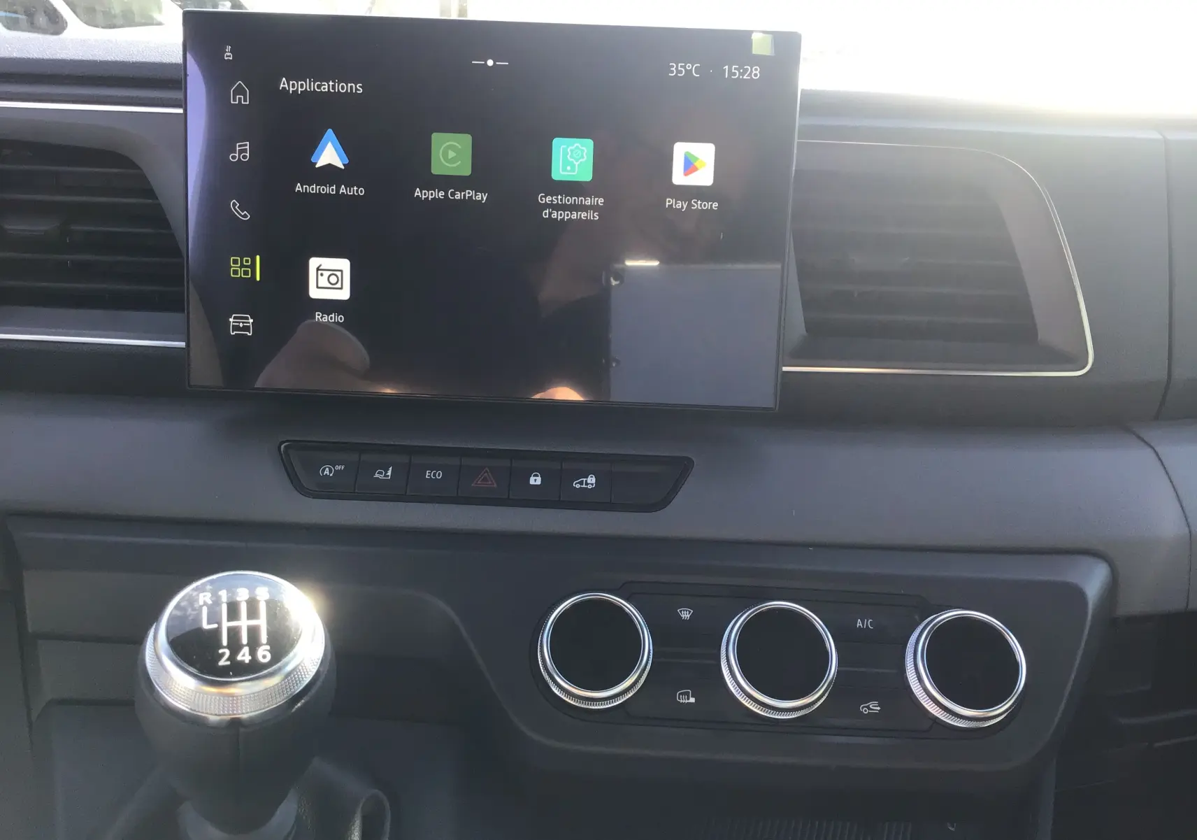 Vue rapprochée du tableau de bord du Renault Master 2025 montrant la boîte manuelle et l'écran tactile GPS.