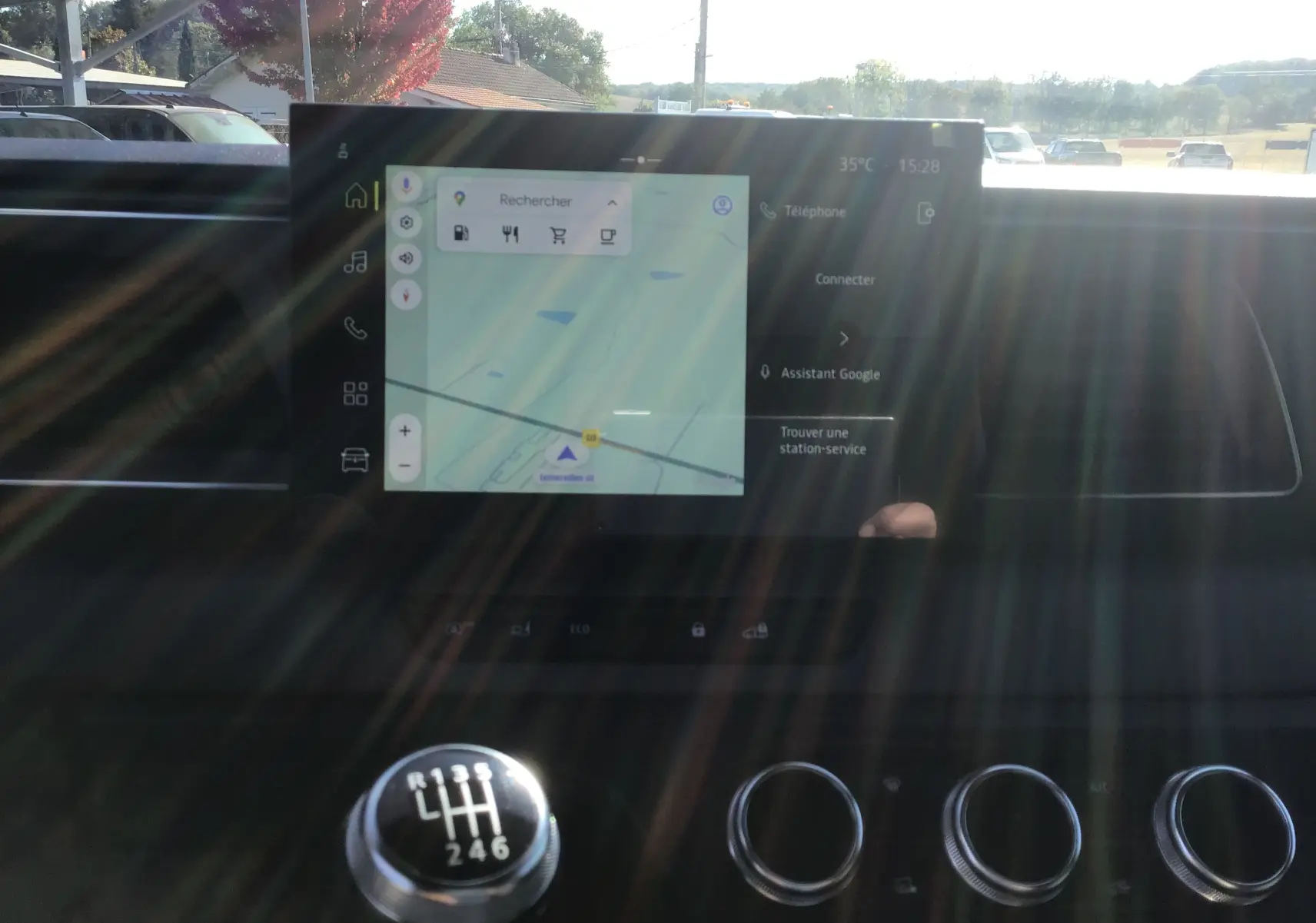 Gros plan sur la console centrale du Renault Master blanc 2025, mettant en valeur l'écran tactile GPS et le levier de vitesses manuel.