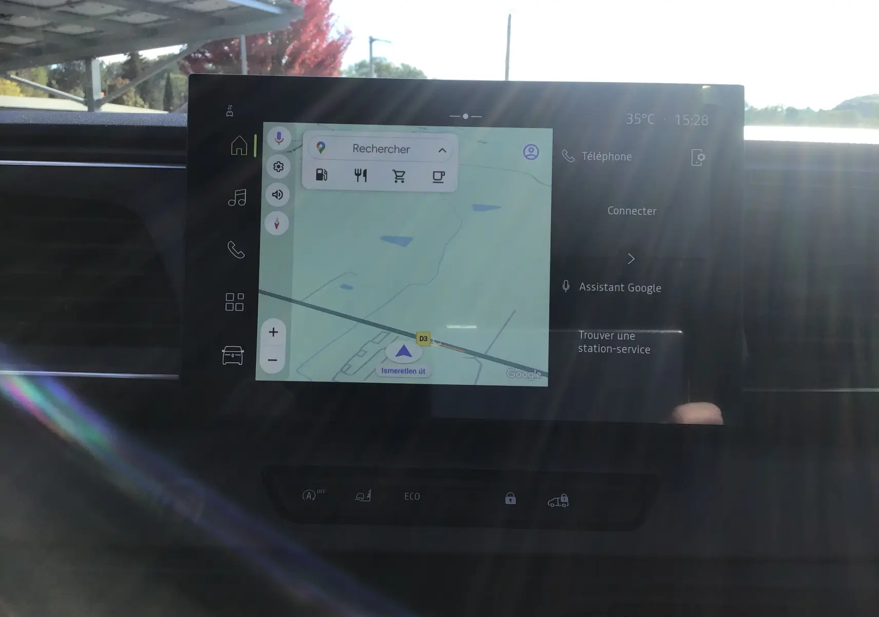 Écran tactile central du Renault Master 2025 affichant la navigation Google avec interface OpenR Link 10 pouces.