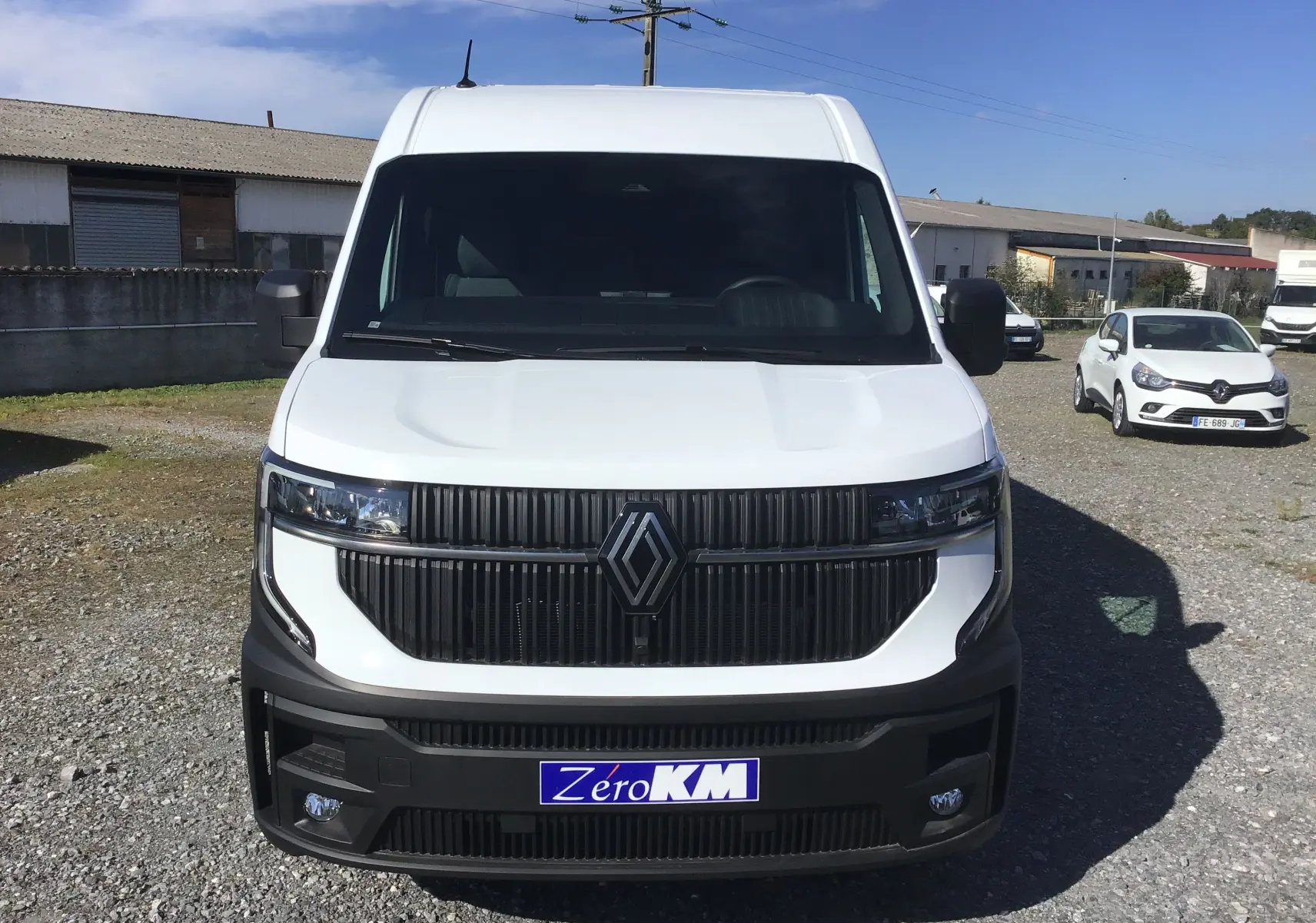 Vue frontale d'un Renault Master blanc 2025 avec calandre noire et logo Renault bien visible.
