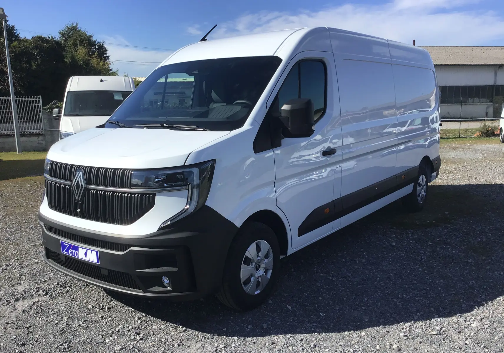 Renault Master blanc en vue 3/4 avant droit, fourgon utilitaire avec calandre noire distinctive et pare-chocs robuste.