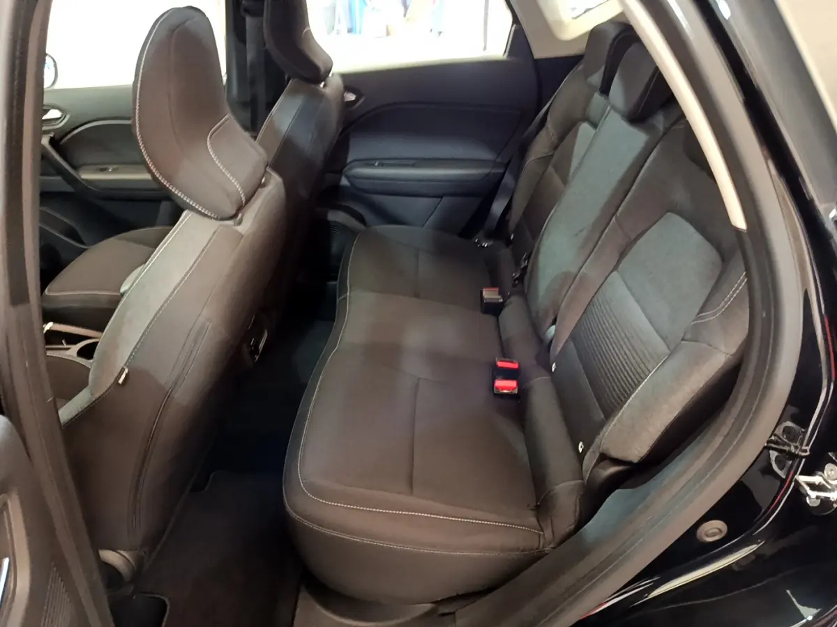 Vue intérieure côté droit montrant la banquette arrière noire du Renault Captur Business Blue dCi 95 de 2020.