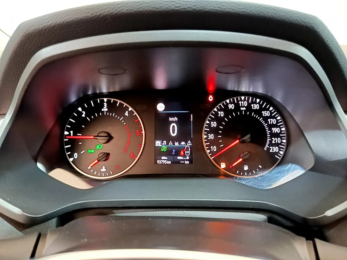 Vue rapprochée du tableau de bord du Renault Captur Business Blue dCi 95 2020, affichage numérique et compte-tours.