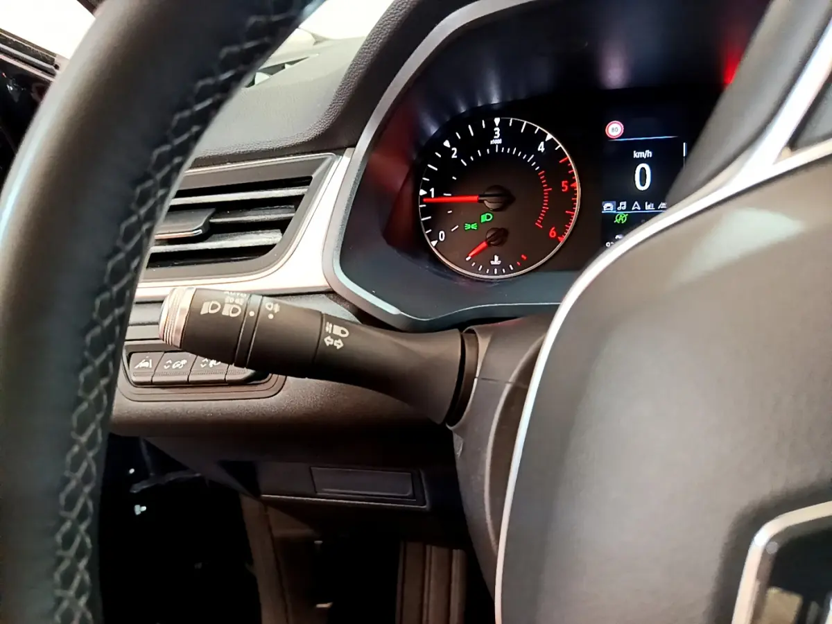 Vue rapprochée du tableau de bord et du volant noir du Renault Captur Business, avec affichage numérique et compte-tours.