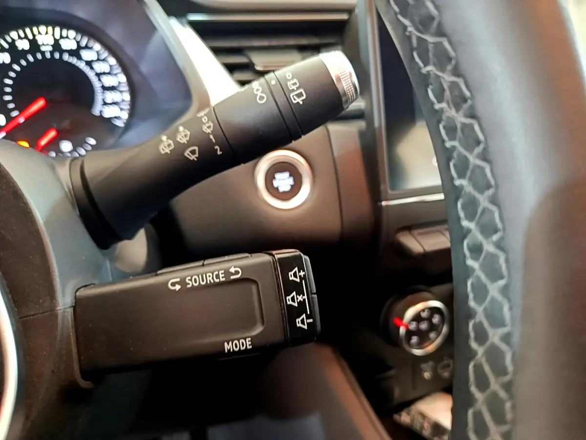 Gros plan intérieur sur la colonne de direction et bouton démarrage du Renault Captur noir, version Business Blue dCi 95, 2020.