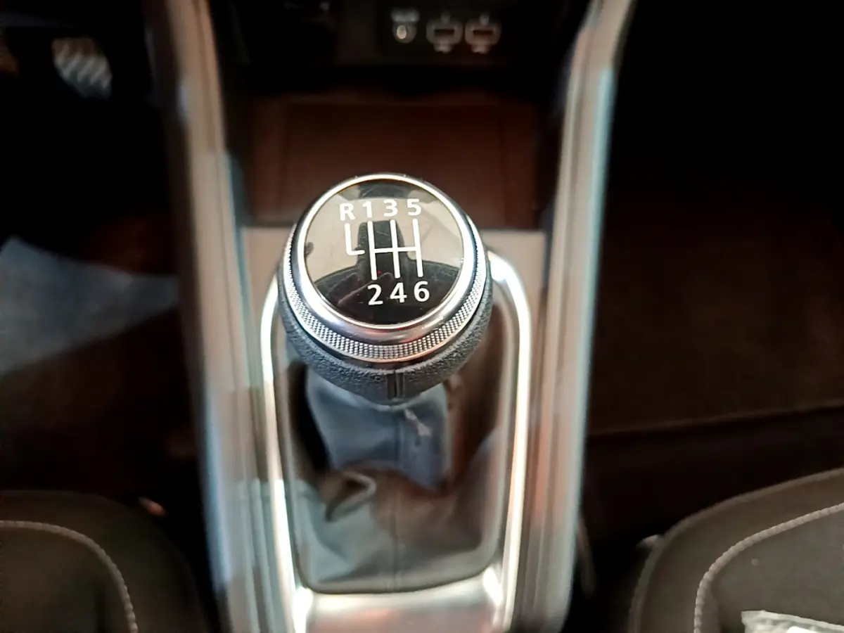 Gros plan sur le levier de vitesses manuel noir du Renault Captur Business Blue dCi 95, entouré de garnitures grises.