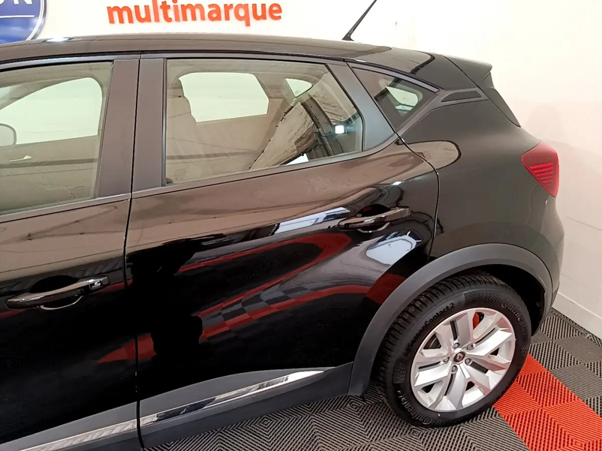 Vue côté droit arrière d'un Renault Captur noir 2020 avec jantes alliage et poignées de porte ton caisse.