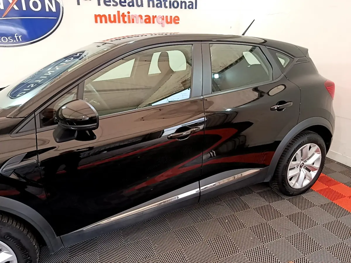 Profil côté gauche du Renault Captur Business noir, mettant en valeur ses lignes modernes et ses jantes alliage.