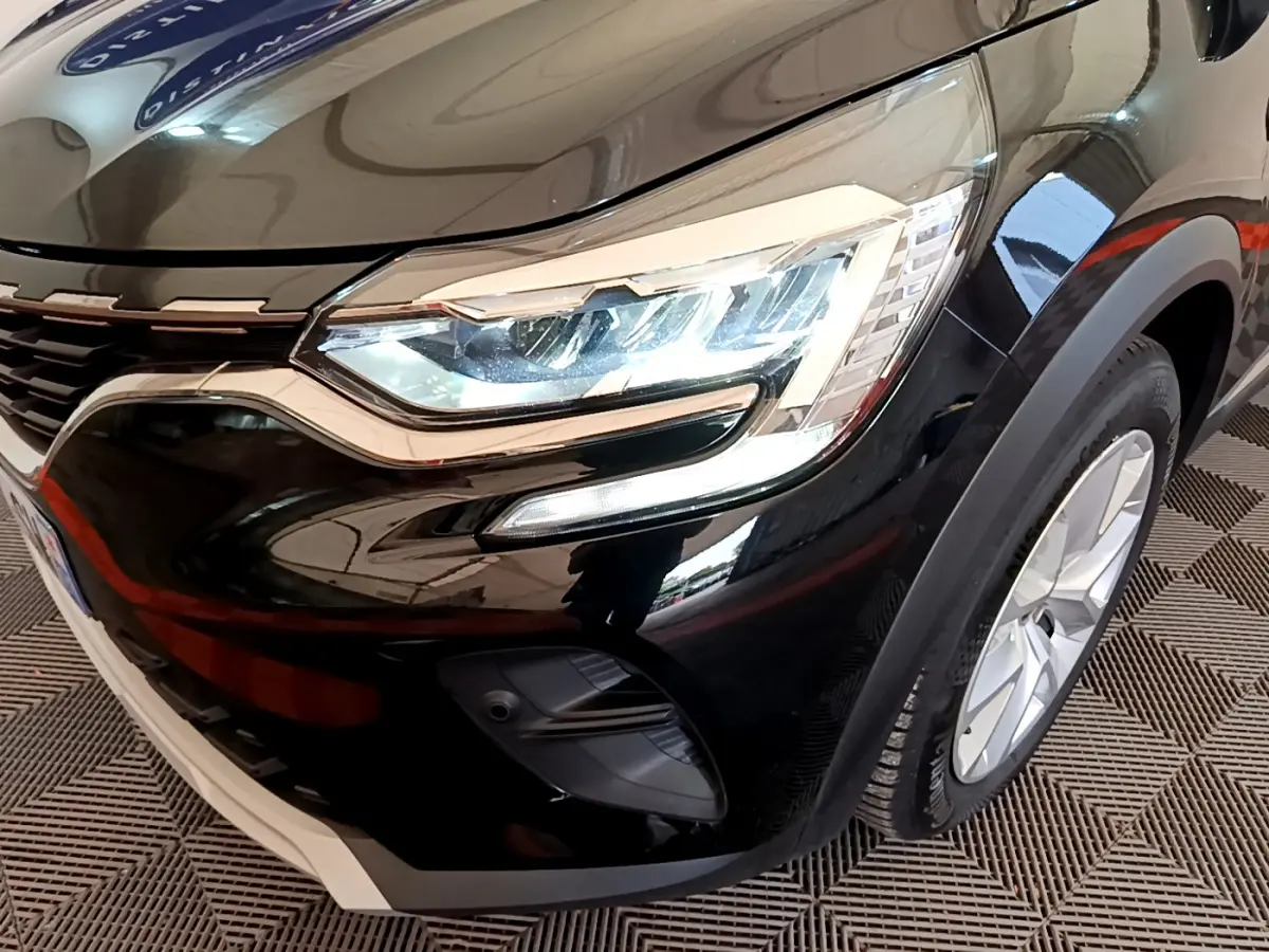 Gros plan sur l'avant droit noir du Renault Captur 2020 avec phares LED et jante alliage visible.
