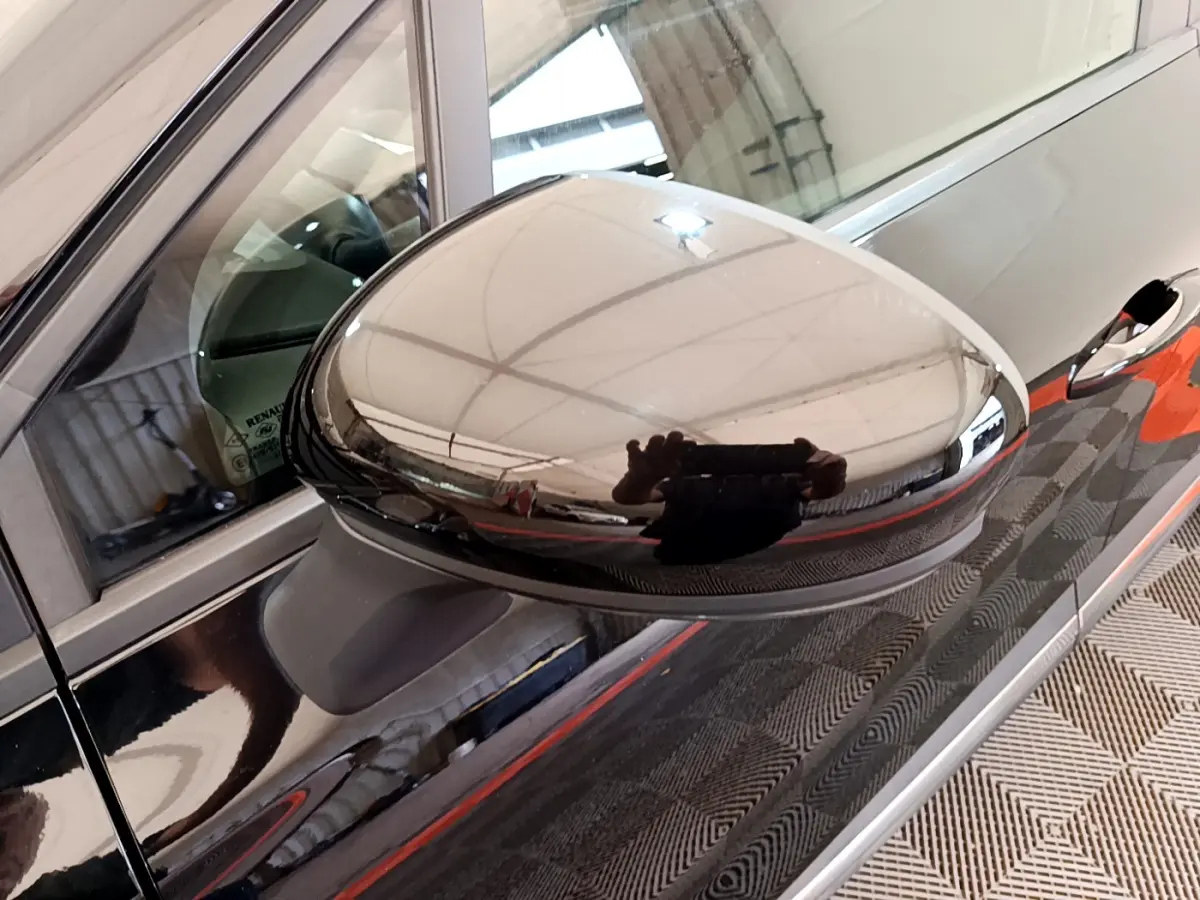 Rétroviseur droit chromé du Renault Captur Business Blue dCi 95 noir, vue rapprochée côté conducteur.