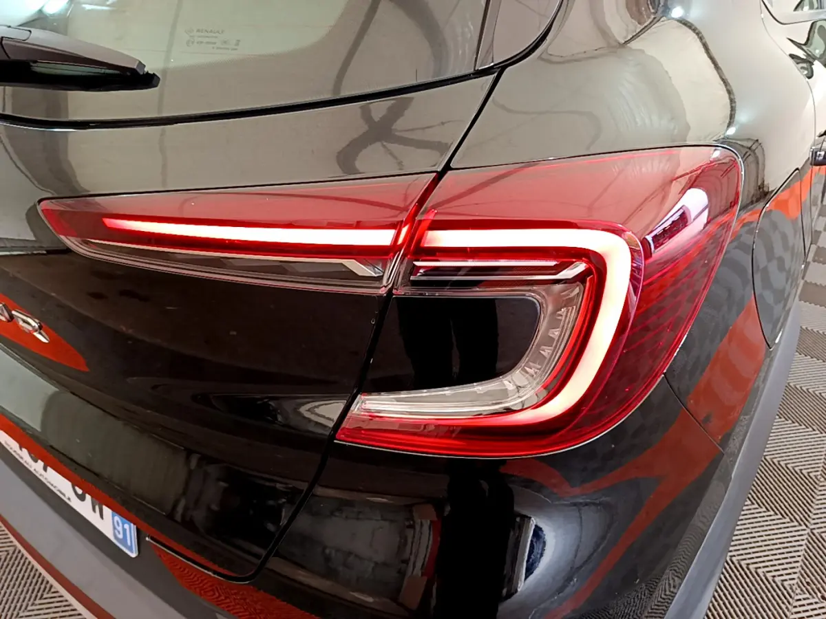 Feu arrière droit allumé du Renault Captur Business Blue dCi 95 noir, vue rapprochée en angle arrière.