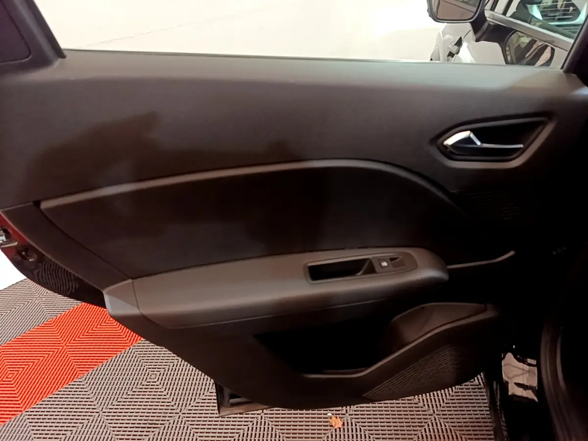 Vue intérieure sur la porte côté droit noire du Renault Captur Business Blue dCi 95 avec commandes de vitre intégrées.