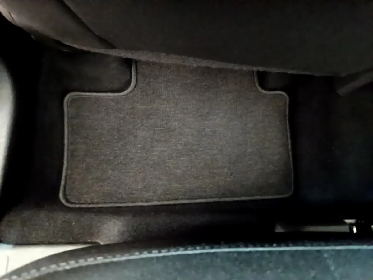Vue rapprochée du tapis de sol noir côté passager arrière du Renault Captur Business Blue dCi 95 de 2020.
