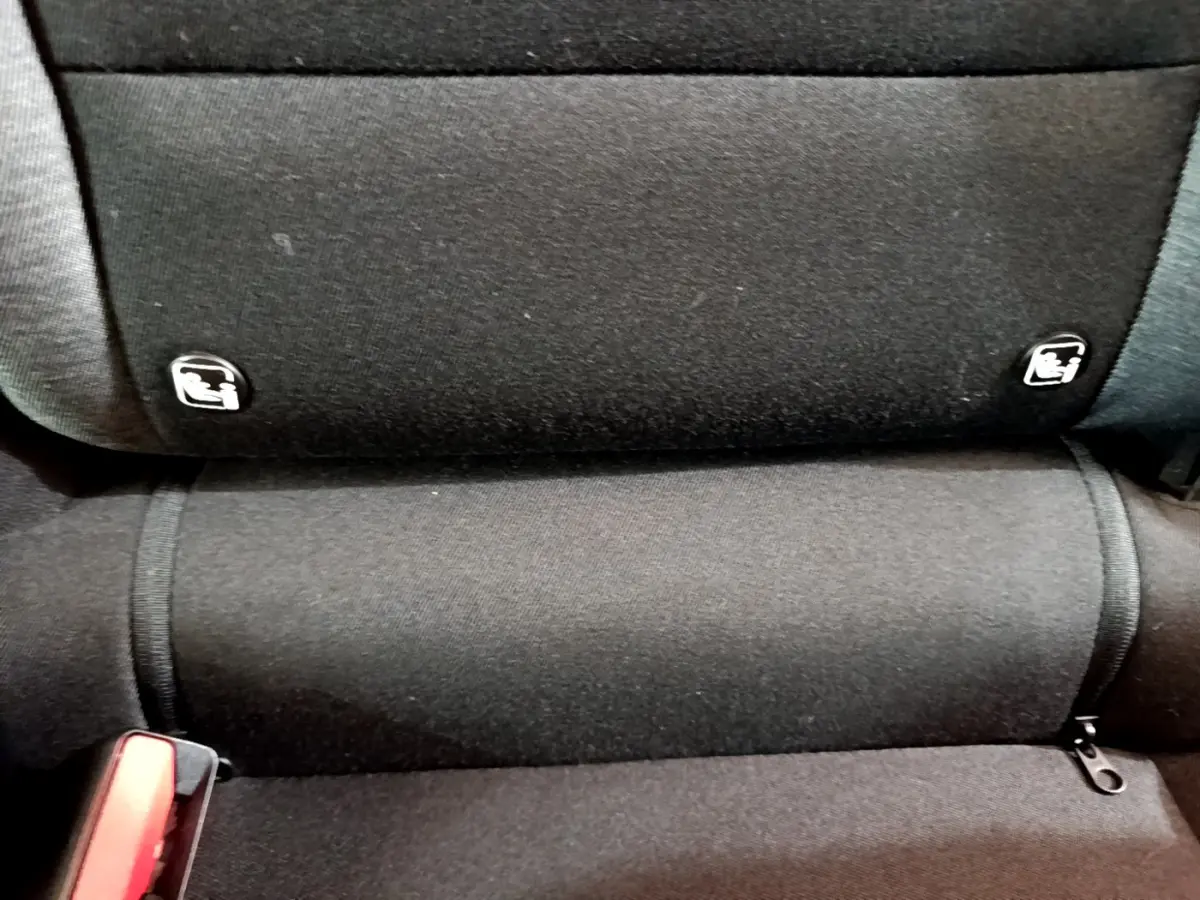 Gros plan sur la banquette arrière noire du Renault Captur avec logos Isofix visibles sur les appuie-têtes.