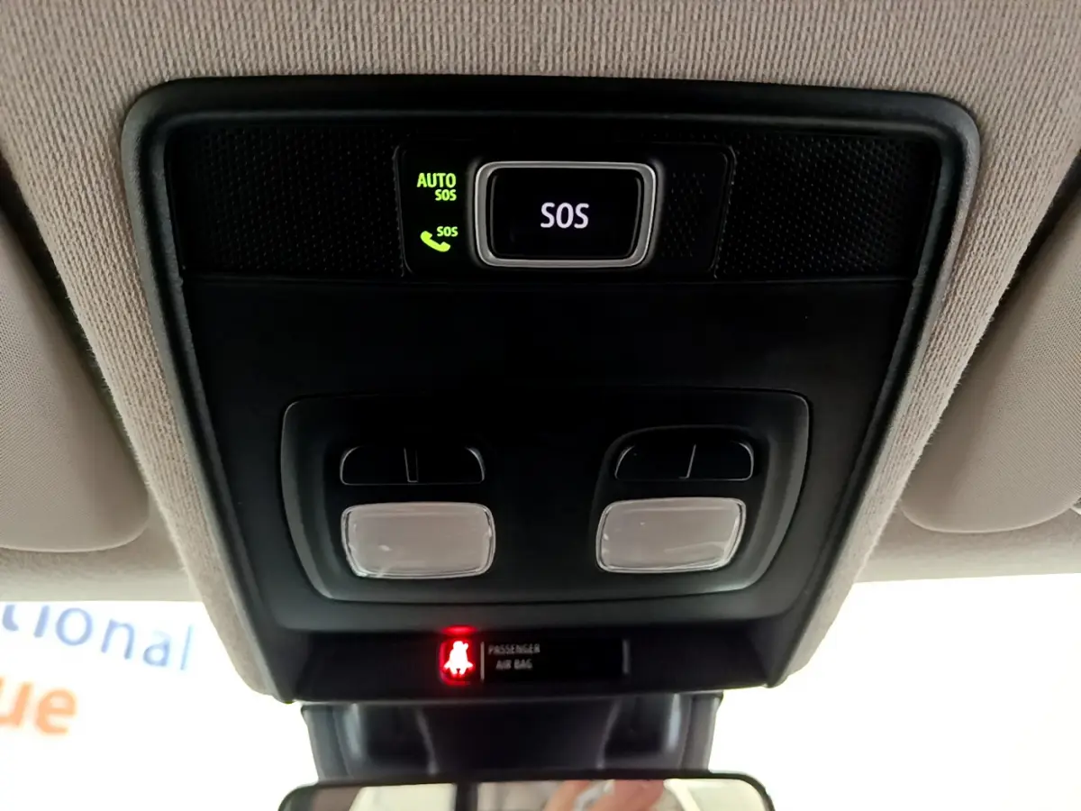 Vue en contre-plongée du plafonnier noir avec bouton SOS éclairé et témoins lumineux du Renault Captur Business 2020.