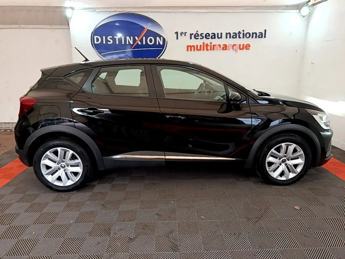 Profil droit d'un Renault Captur Business noir 2020, avec jantes alliage et protections plastiques noires.