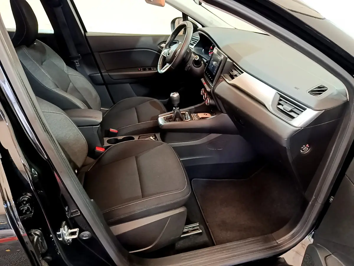 Vue intérieure côté conducteur du Renault Captur Business Blue dCi 95 noir de 2020, avec sièges tissu et tableau de bord moderne.