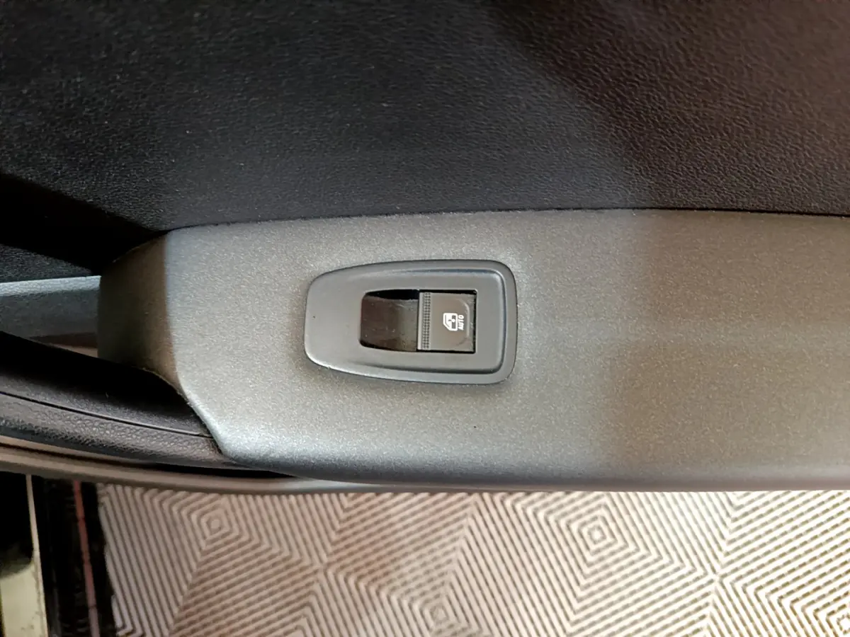 Bouton de verrouillage centralisé noir sur la porte intérieure d'un Renault Captur Business Blue dCi 95 2020.