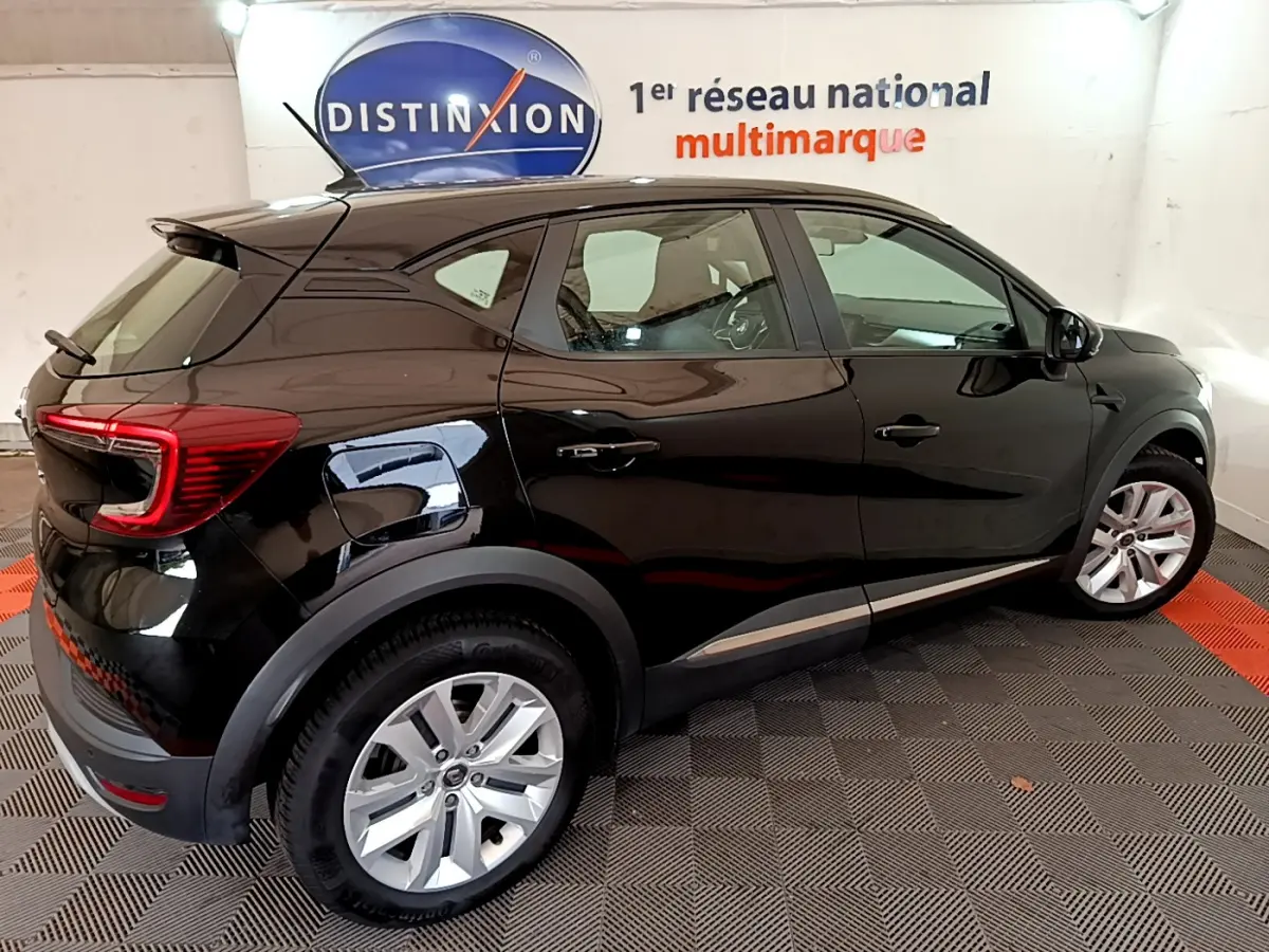 Vue latérale droite d'un Renault Captur Business noir 2020, avec jantes argent et feux arrière LED distinctifs.