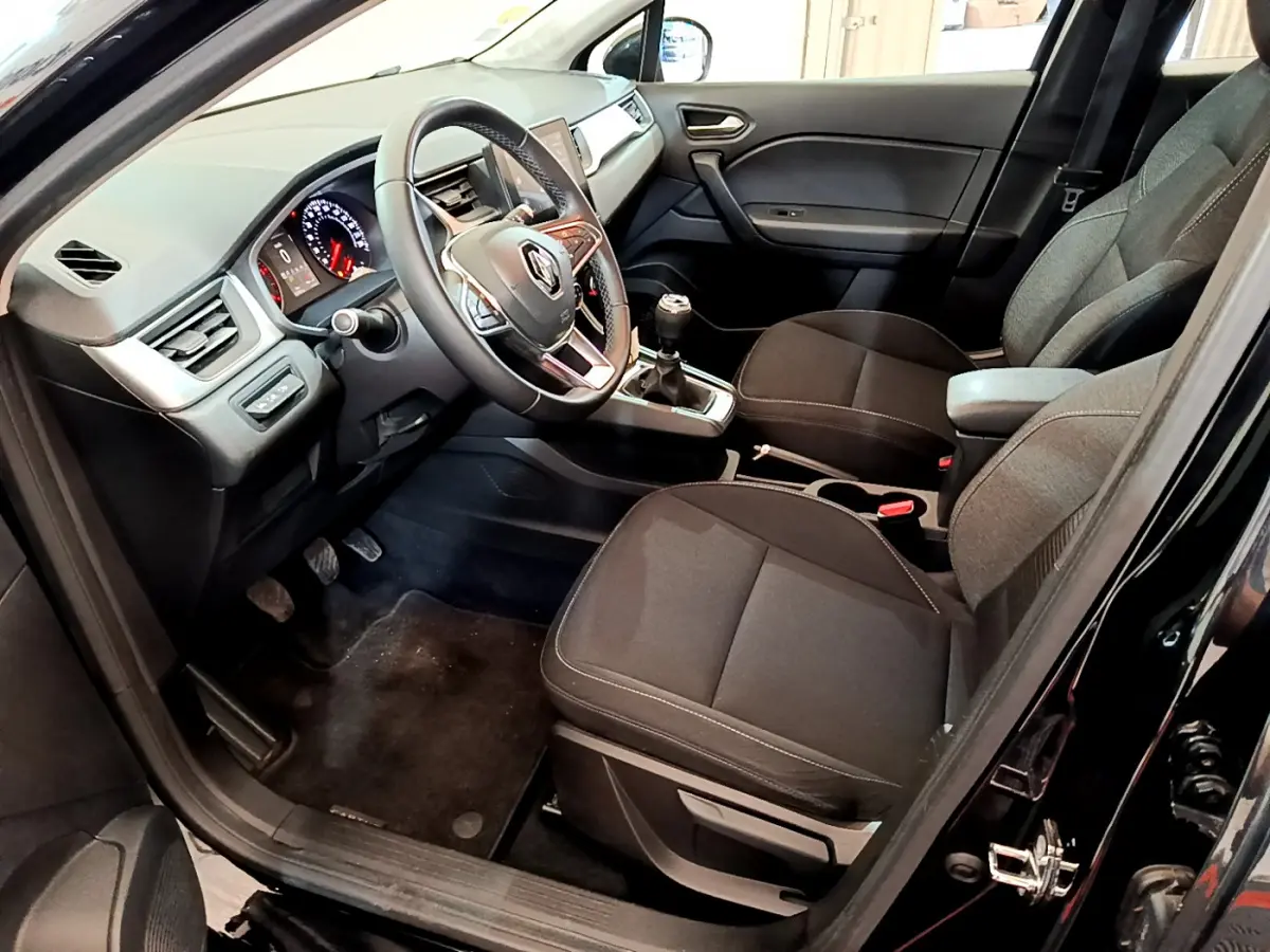 Vue intérieure côté conducteur du Renault Captur noir 2020, montrant volant multifonctions et boîte manuelle.