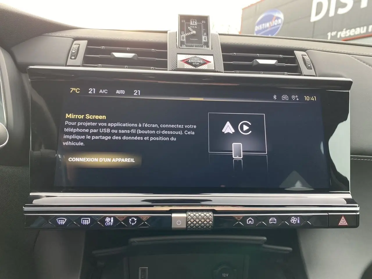 Tableau de bord du DS7 Bleu Eclipse 2024, vue frontale centrée sur l'écran tactile et la montre BRM intégrée.
