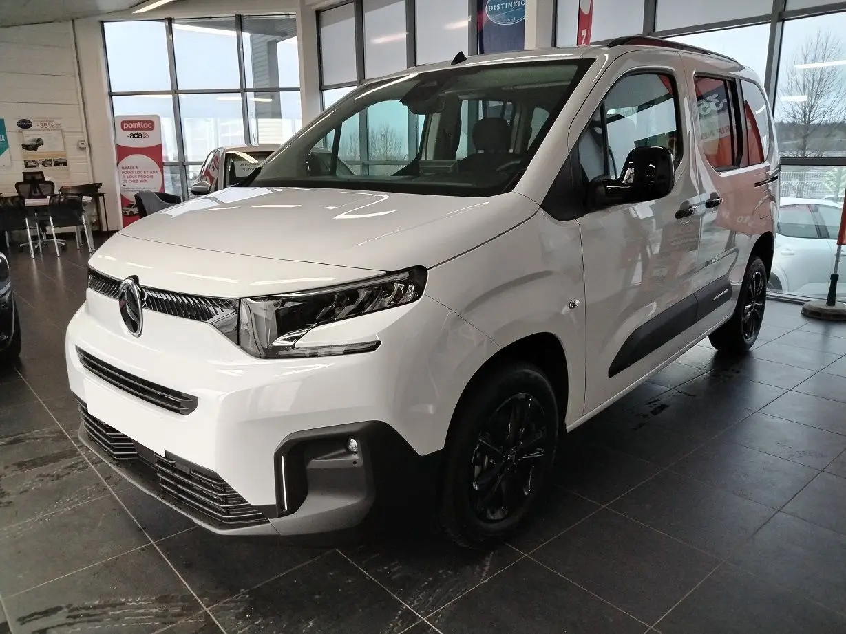Vue 3/4 avant droit d'un Citroën Berlingo blanc 2025 avec jantes alu noir Starlit et rails latéraux couleur carrosserie.
