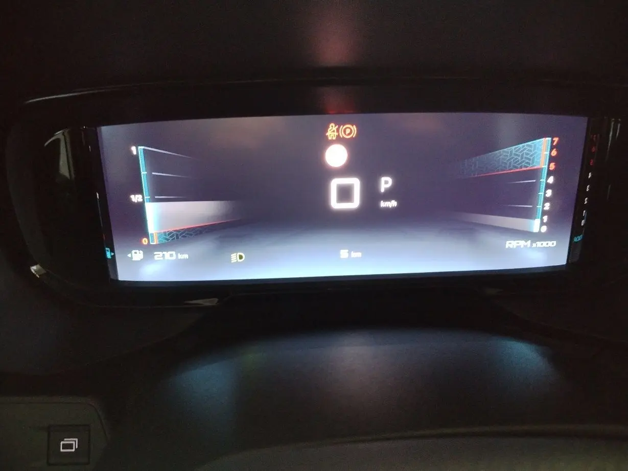 Affichage numérique du tableau de bord du Citroën Berlingo 2025, indiquant la vitesse, la boîte auto en position parking, et le compteur kilométrique.