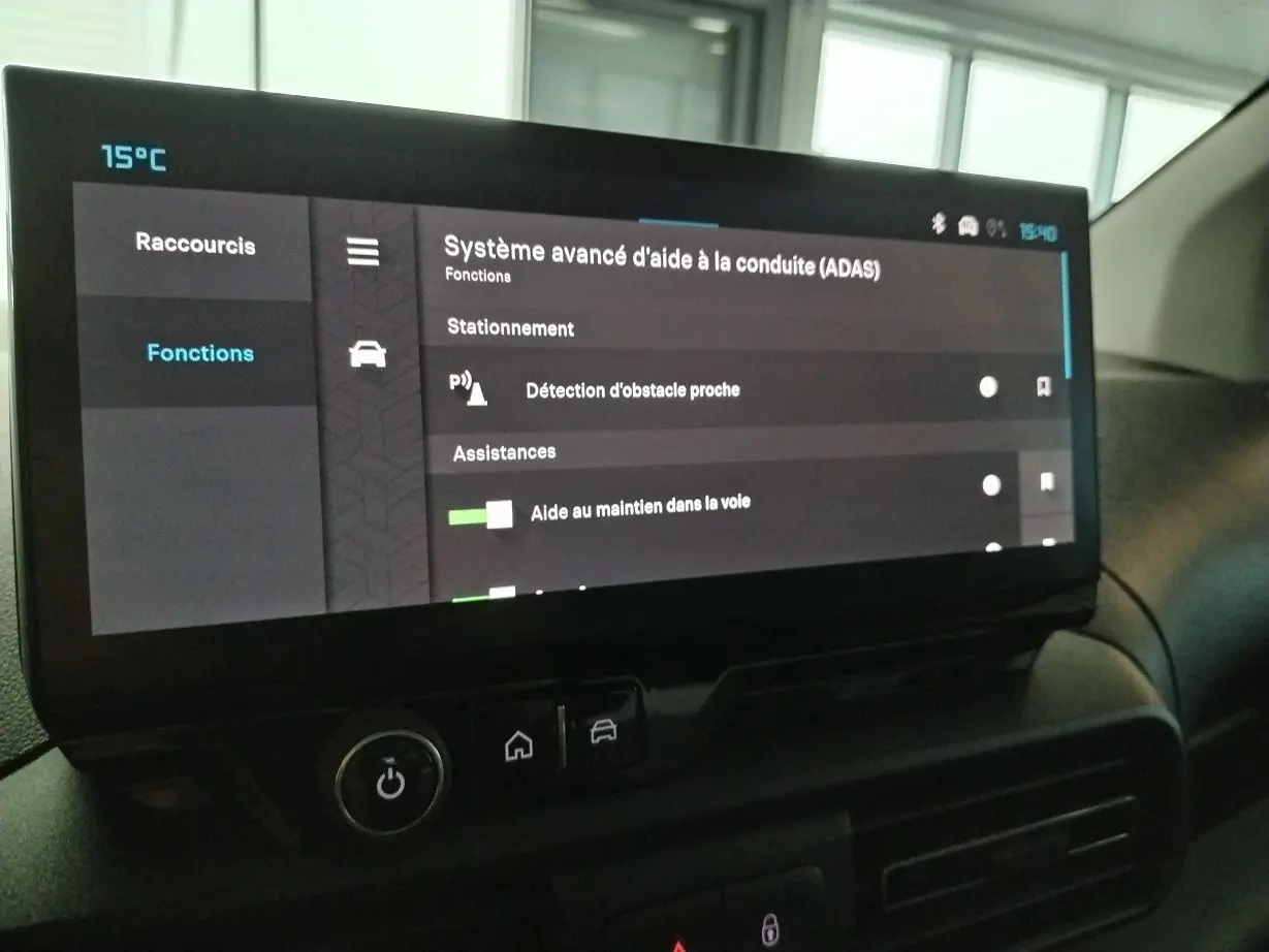 Écran tactile intérieur du Citroën Berlingo blanc 2025 affichant le menu d’aide à la conduite avancée.