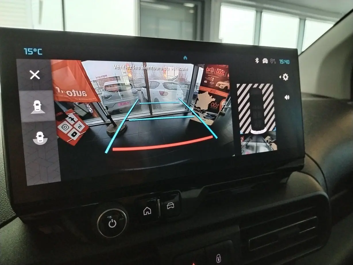 Écran intérieur du Citroën Berlingo blanc 2025 montrant la caméra de recul avec lignes de guidage colorées.