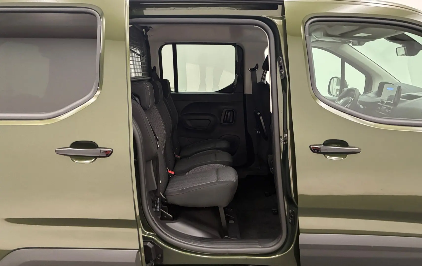 Vue latérale gauche d’un Peugeot Rifter Sirkka Green 2026 avec porte coulissante ouverte et sièges individuels en tissu visibles.