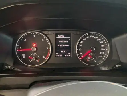 Vue rapprochée du tableau de bord noir du Volkswagen Multivan T6 avec compte-tours, compteur de vitesse et écran central affichant la consommation.