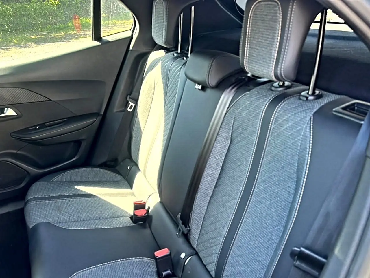 Vue intérieure côté gauche de la banquette arrière gris casual lomsa embossé avec appuie-têtes réglables du Peugeot 2008 2025.