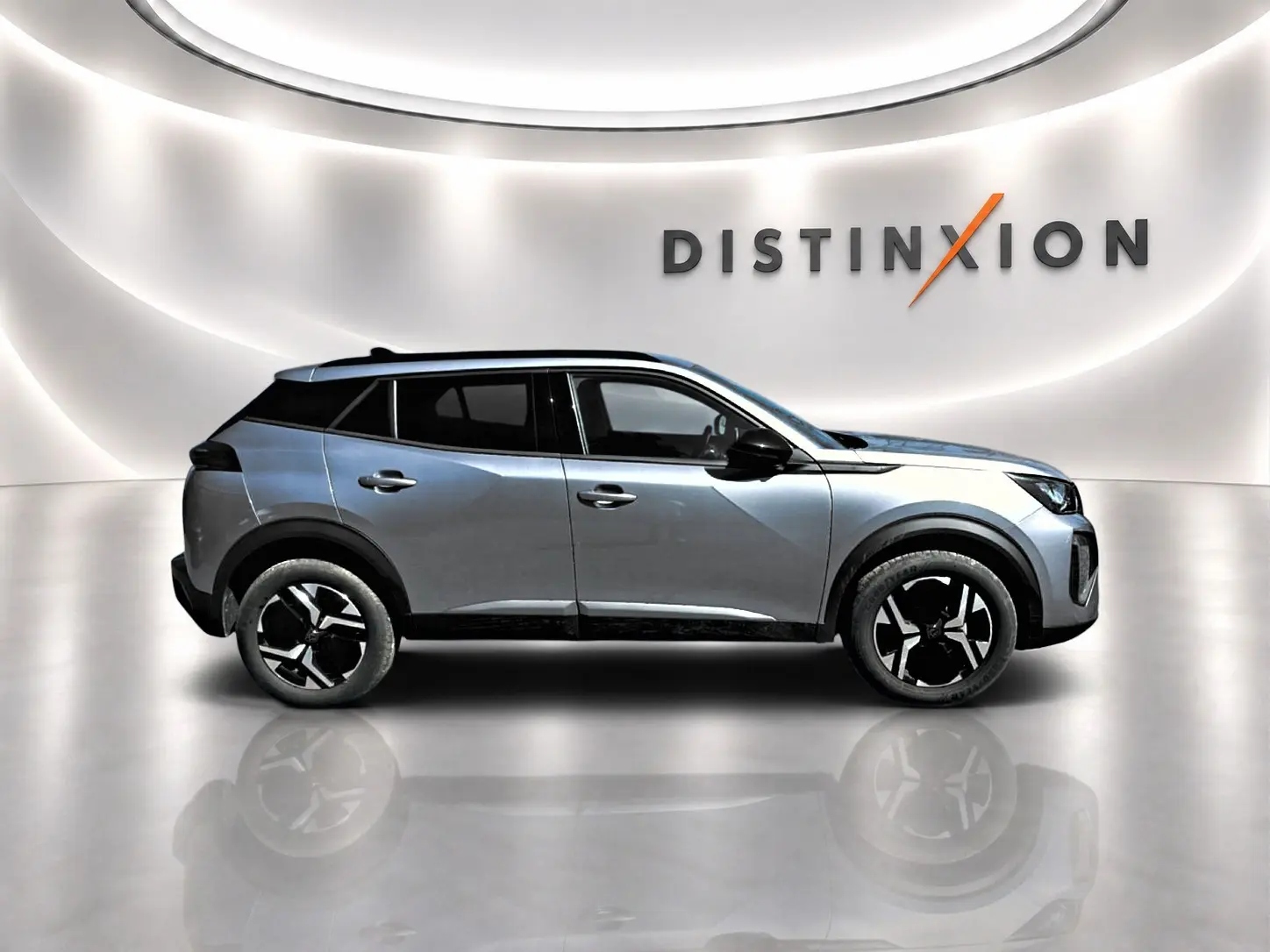 Profil droit du Peugeot 2008 1.2 100 Allure gris Artense avec jantes alu et toit noir dans un studio lumineux.
