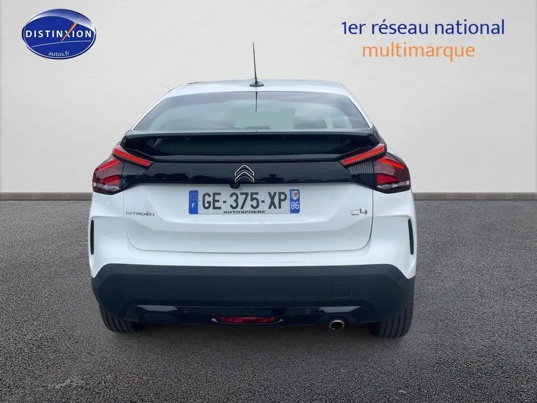 Vue arrière d'une Citroën C4 blanche de 2022 avec feux arrière noirs et plaque d'immatriculation française.