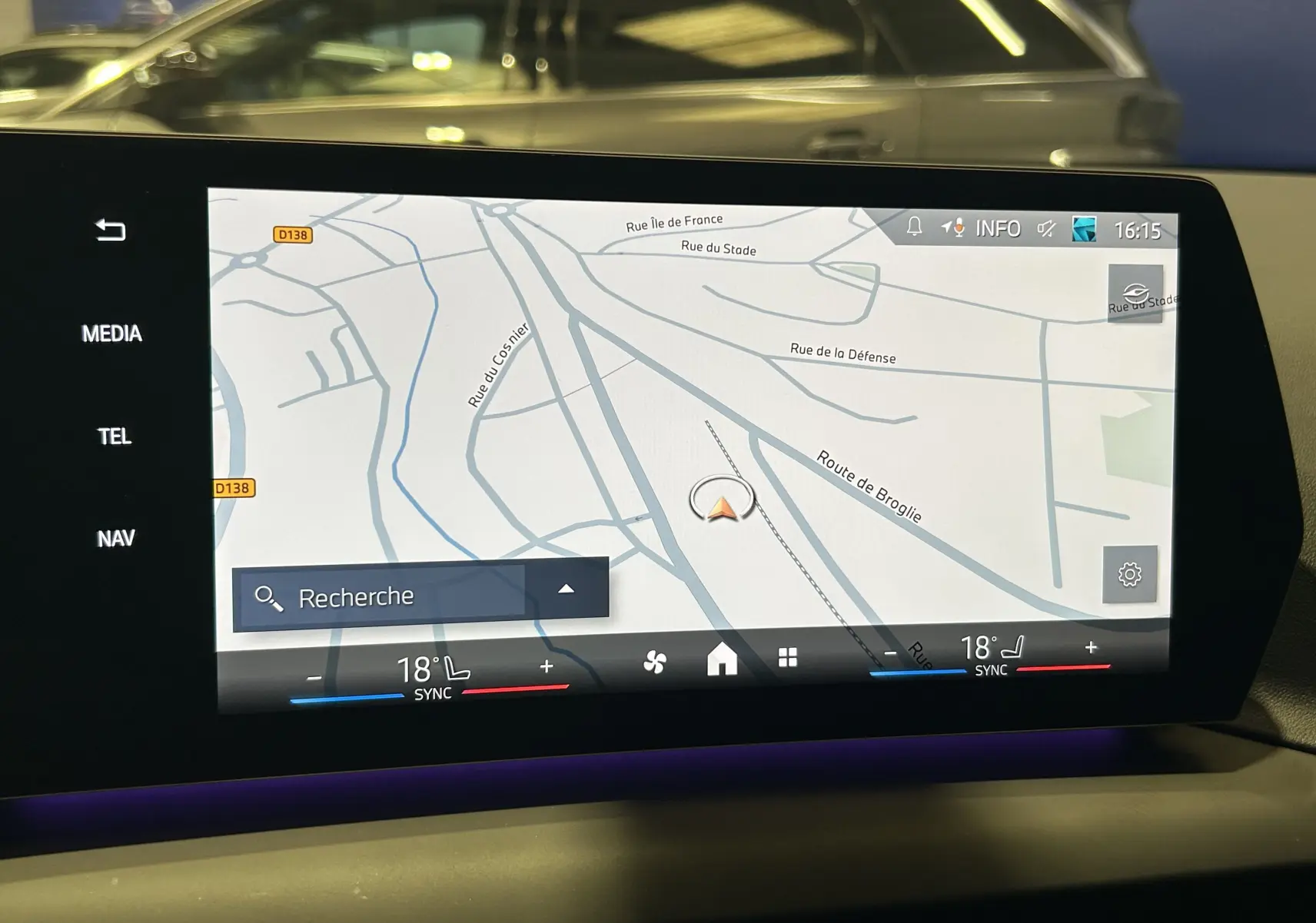Écran tactile du système de navigation de la BMW Série 1 120DA M Sport en intérieur, affichant une carte routière.